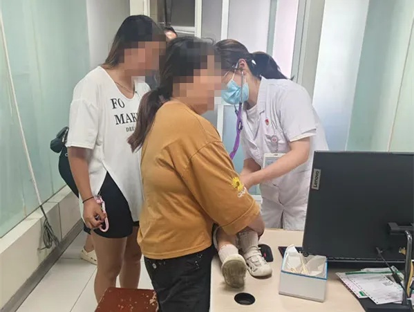 1岁小游客高烧惊厥，汉中警车紧急开道送医!