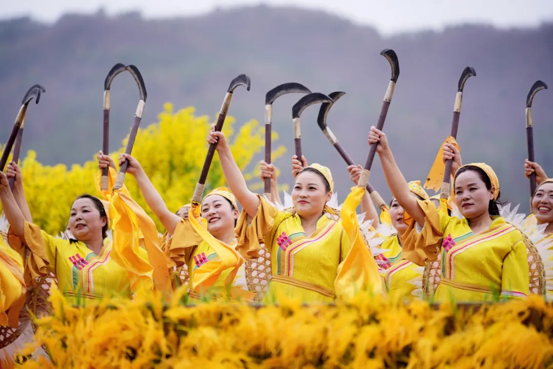 2025年全国春季“村晚”示范展示暨陕南民歌实景剧《风起巴山》首演圆满落幕！