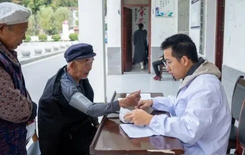 戴红围巾，拍幸福照，镇巴重阳暖意浓