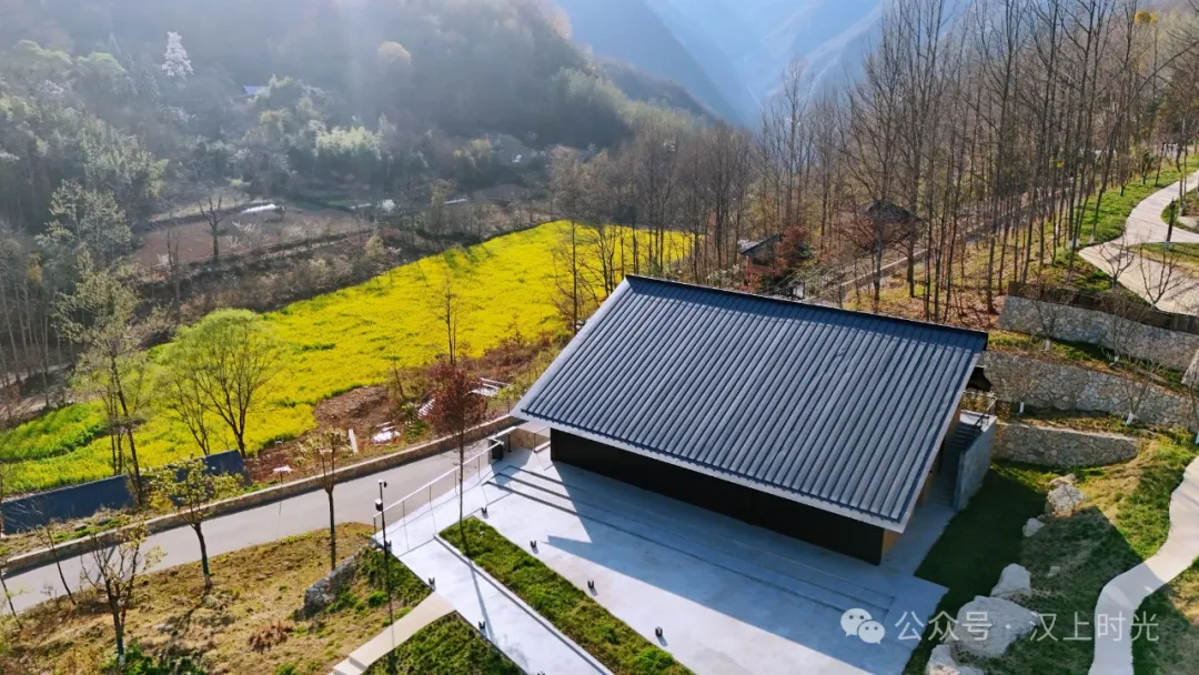 看巴山云海，住独栋小院。走进镇巴欢喜山，把自己住在风景里。