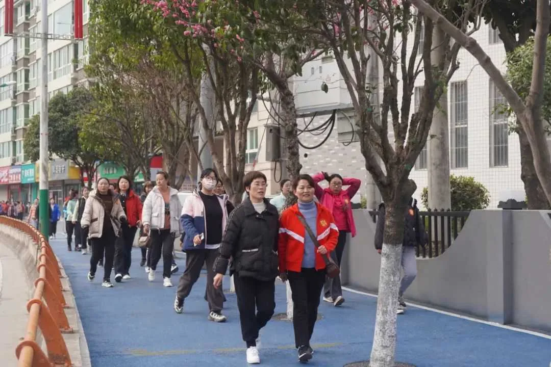 镇巴举行2024年庆“三八”毅行活动
