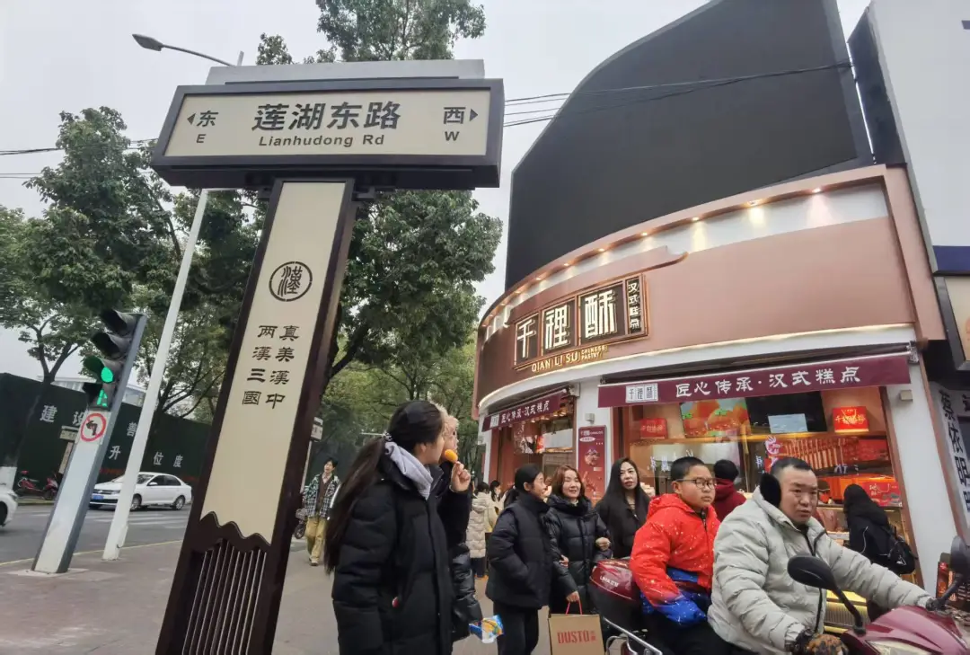 “上新活动”进行中!汉台城市路名牌改头换面