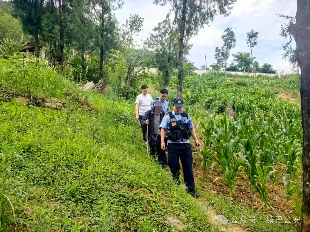 镇巴民警进山搜寻，找回走失九旬老人