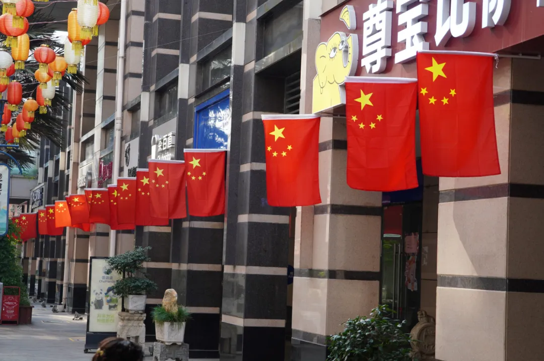 视觉汉台 | 国庆氛围感拉满!“中国红”扮靓汉台街头