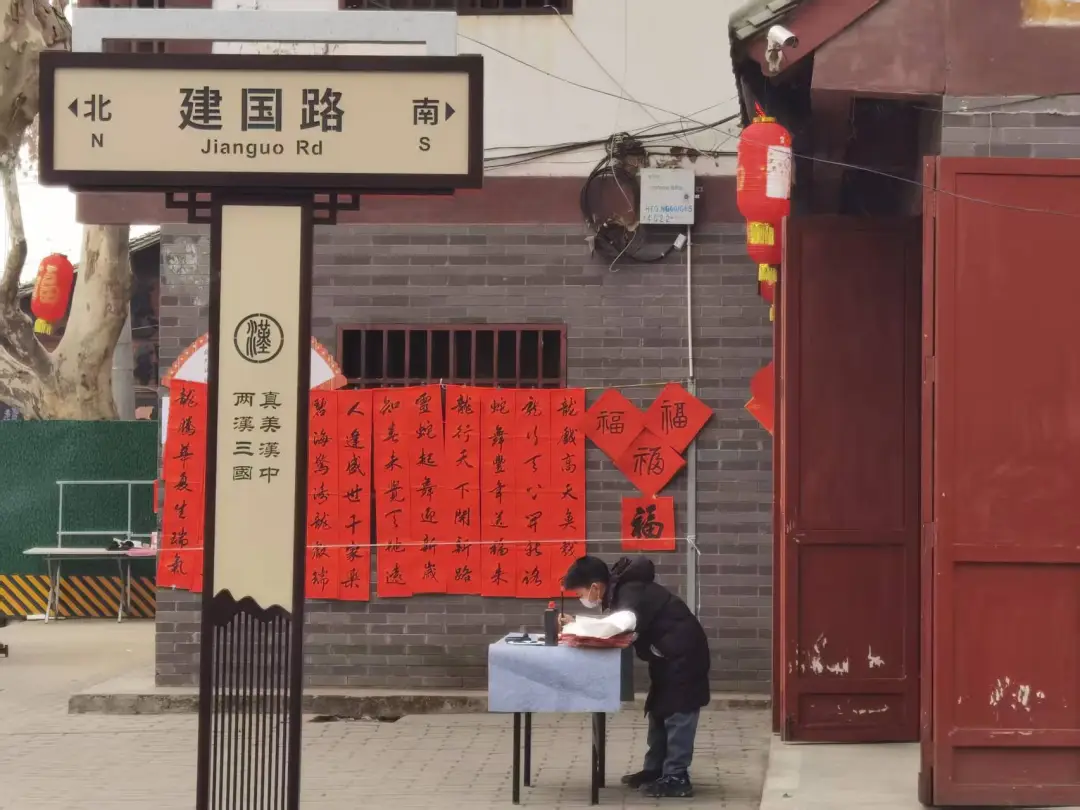 “上新活动”进行中!汉台城市路名牌改头换面