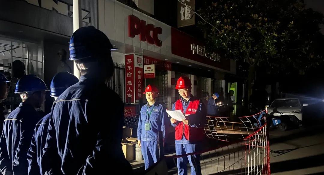 深夜奋战护民生 甘做无眠“保电人”