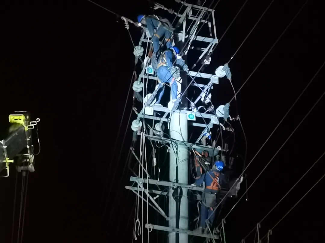 深夜奋战护民生 甘做无眠“保电人”