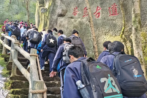 1711440024233323509.jpg 宁强汉江源景区成功举办千人主题研学活动