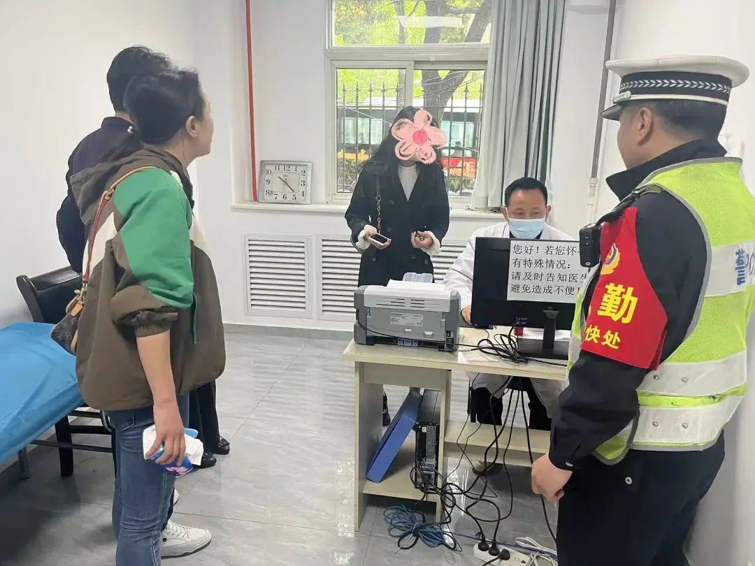 断指群众求助,汉中高速交警紧急护送就医