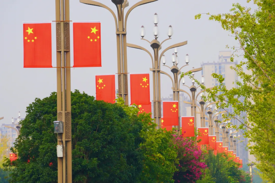 视觉汉台 | 国庆氛围感拉满!“中国红”扮靓汉台街头