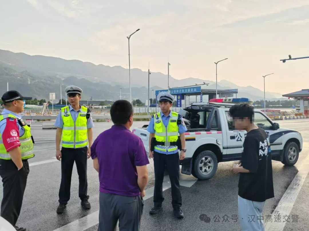 男子骑电动车上高速,汉中高速交警及时拦截