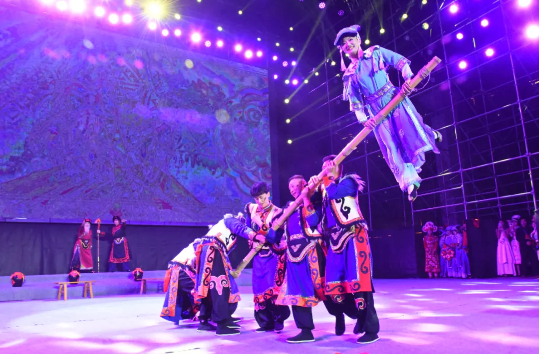 “云上霓裳·羌韵新生”T台秀宁强华美上演 千年羌文化焕发时代光华