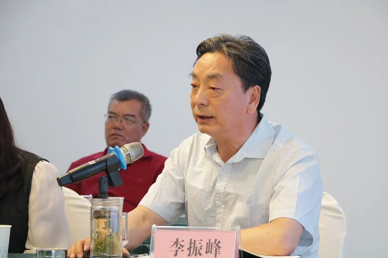 李振峰：文章贵在有“三度”——读丁小村新著《大地的初心》