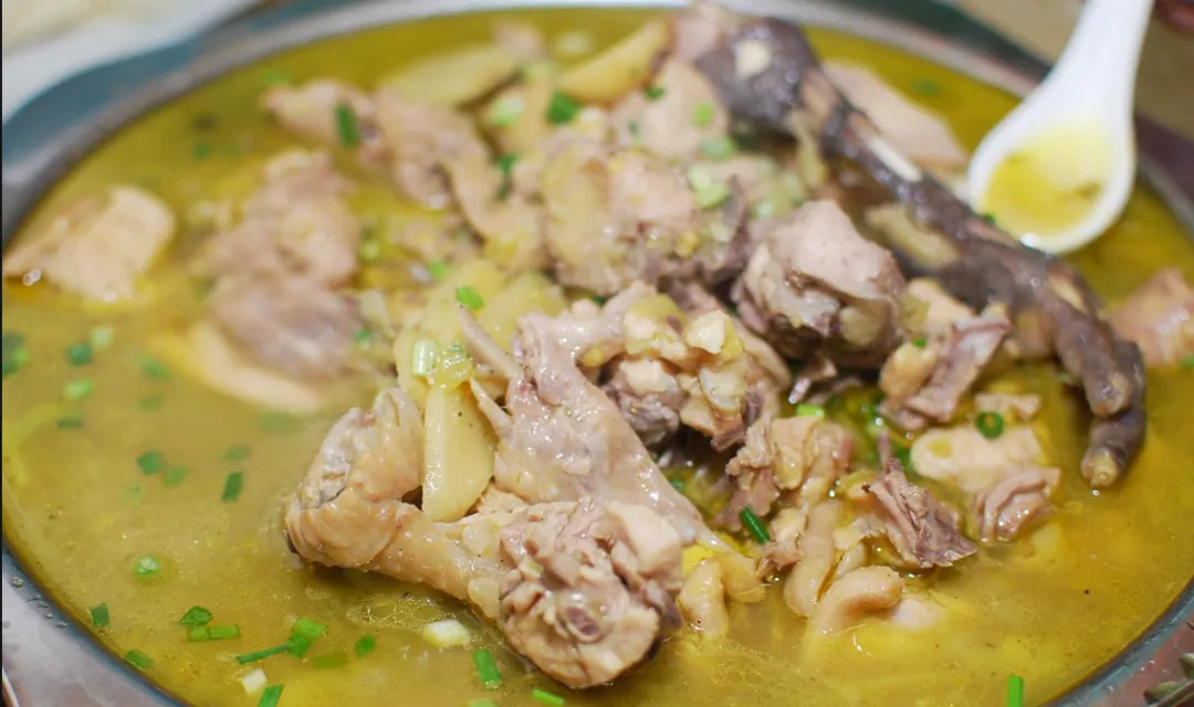 跟着非遗美食游南郑:酸辣鲜香、肉嫩汤美的泡姜鸡。