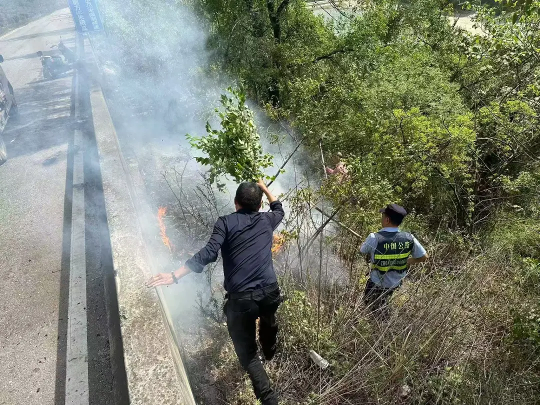 35分钟火速扑灭！公路人变身消防员 →