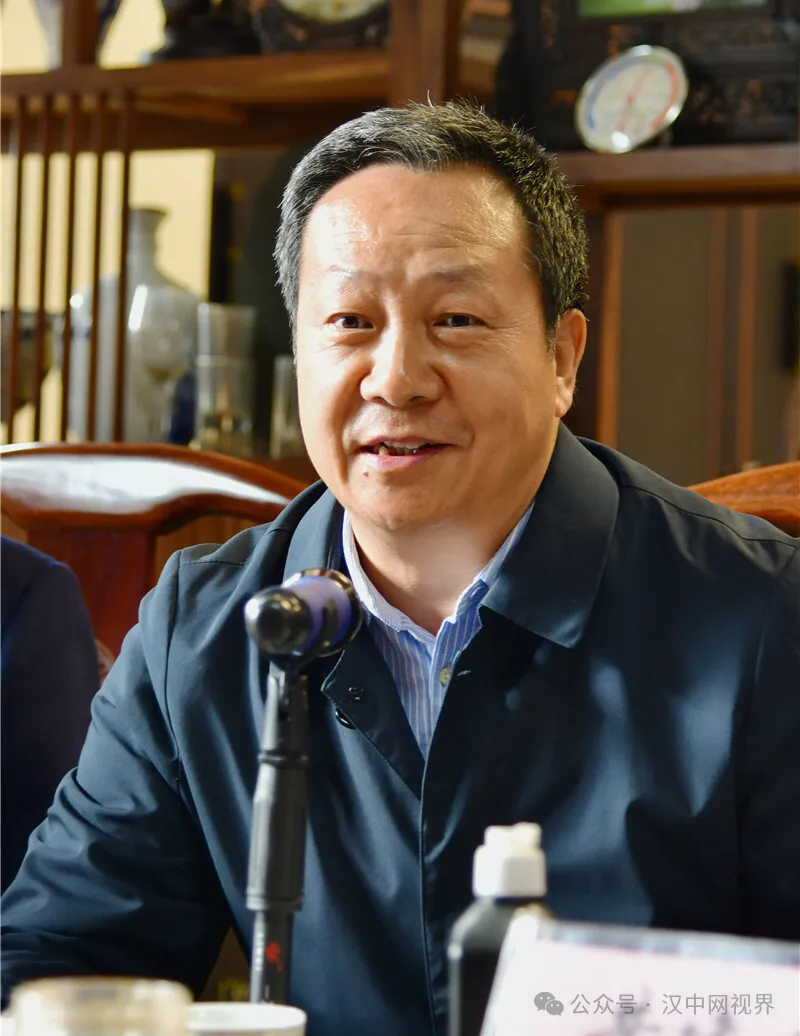 张纪平摄影新著发布座谈会召开