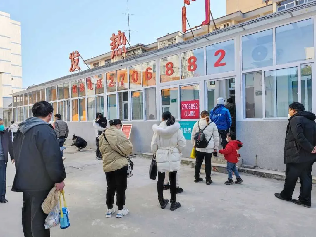 他们坚持冲锋在医疗救治一线，坚决守护百姓健康底线！