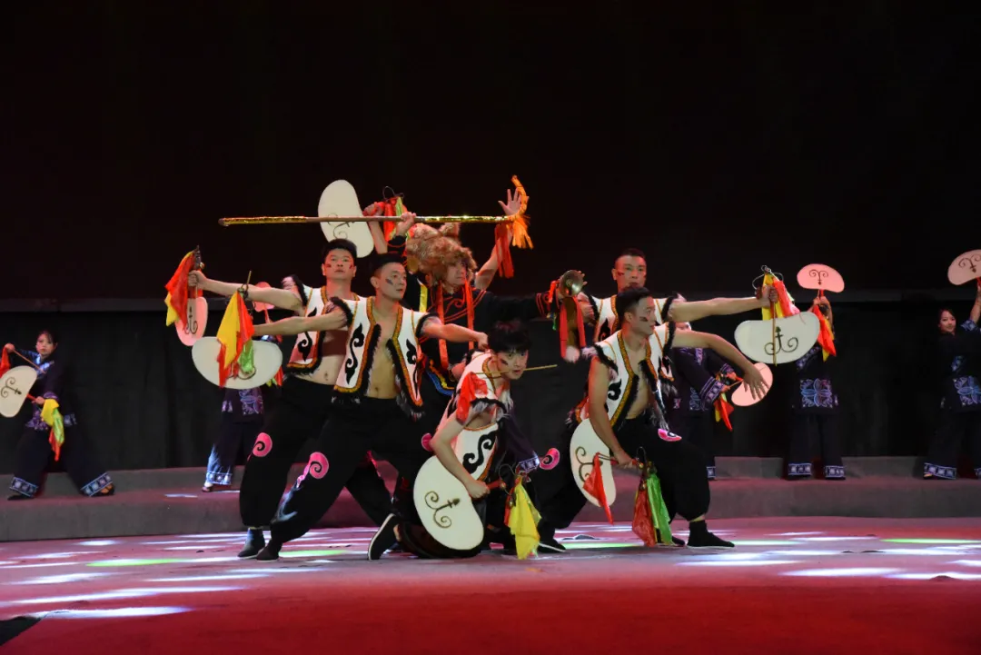 “云上霓裳·羌韵新生”T台秀宁强华美上演 千年羌文化焕发时代光华