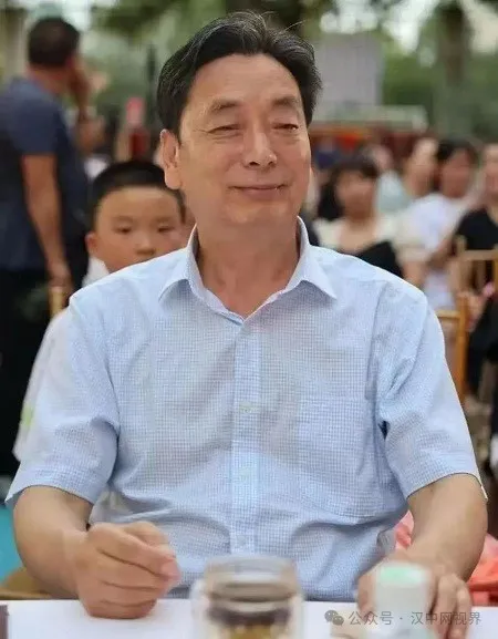 李振峰:仰望宝山