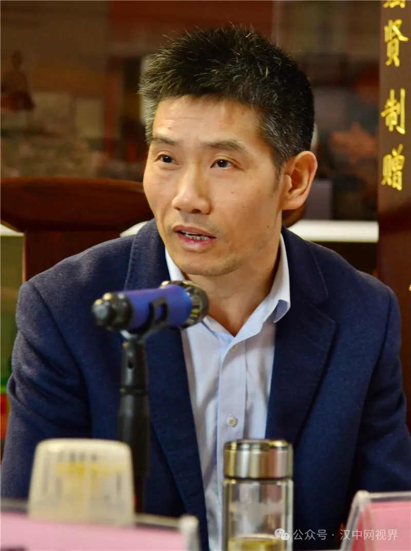 张纪平摄影新著发布座谈会召开