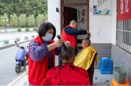 戴红围巾，拍幸福照，镇巴重阳暖意浓