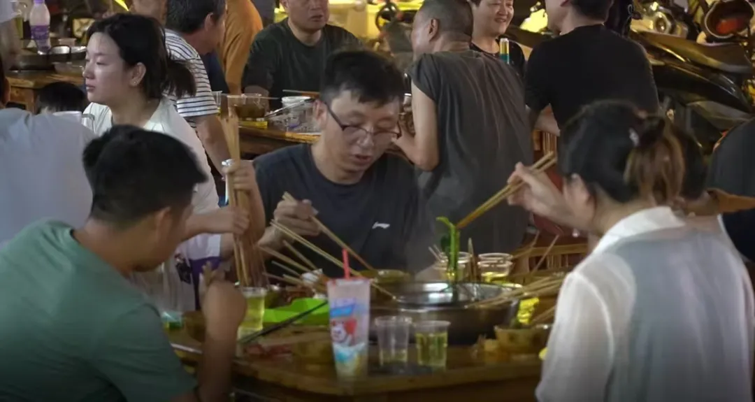 汉中银滩路:舌尖上的热辣滚烫