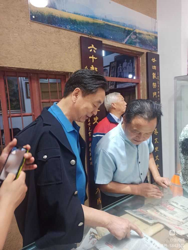 汉中老年大学诗词学会参访王蓬文学馆纪实