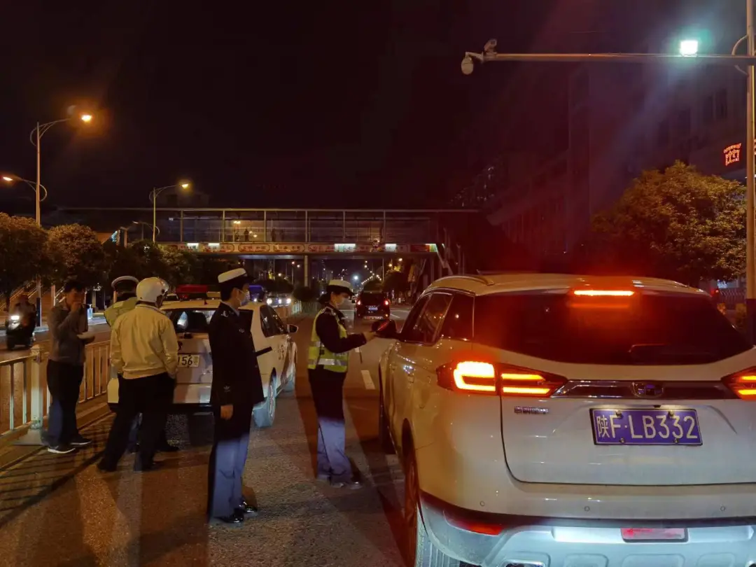 西乡夜查酒驾17起,无证驾驶3起