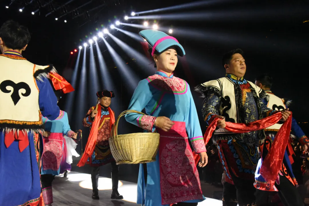 “云上霓裳·羌韵新生”T台秀宁强华美上演 千年羌文化焕发时代光华