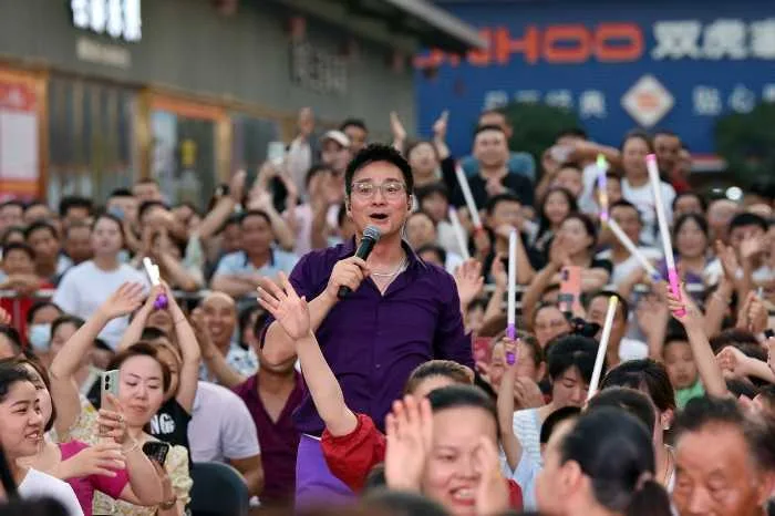 1687722189124275.jpg 城固县“文艺助企 网红活商”直播盛典人气爆棚