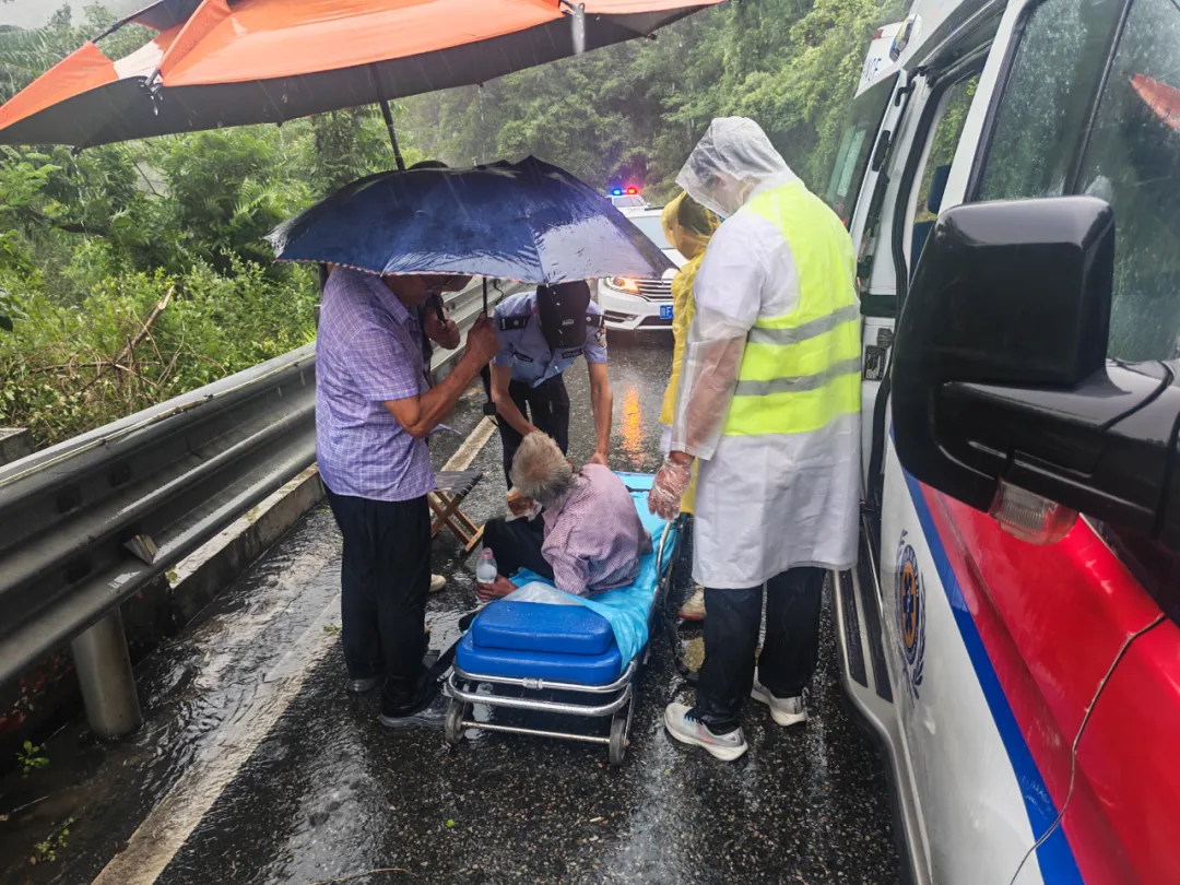 暖心救助!八旬老人雨中迷路,汉台民警及时护送回家