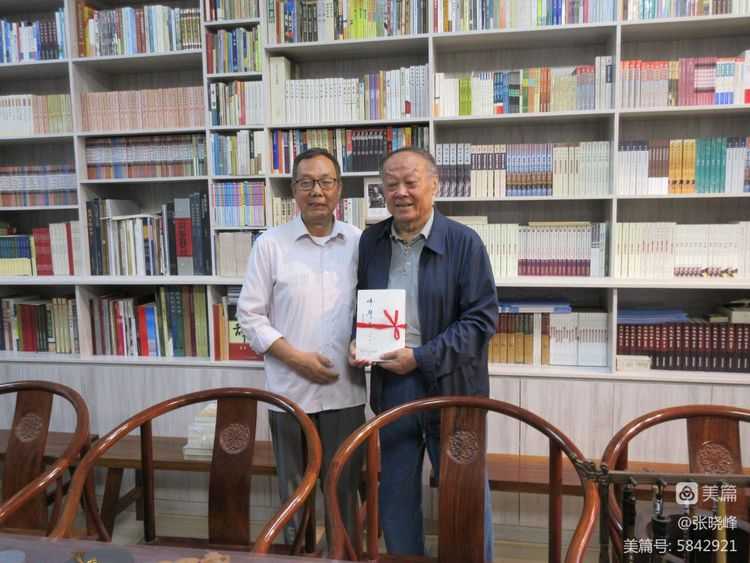 汉中老年大学诗词学会参访王蓬文学馆纪实
