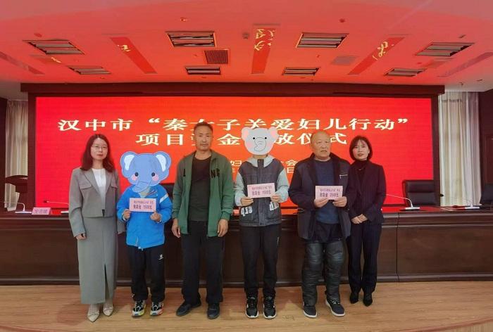 略阳县妇联：以爱心助学促作风建设