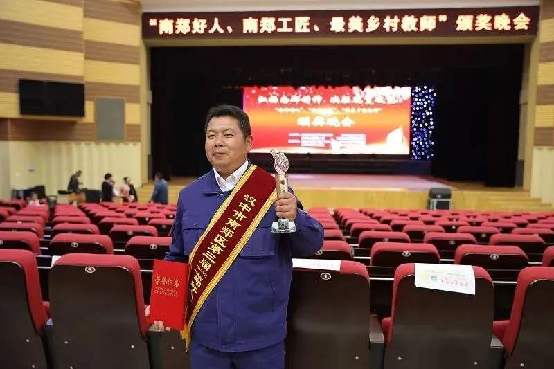 最美奋斗者 | 胡越新:守护万家灯火的“铁人书记”