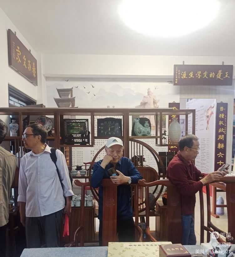 汉中老年大学诗词学会参访王蓬文学馆纪实