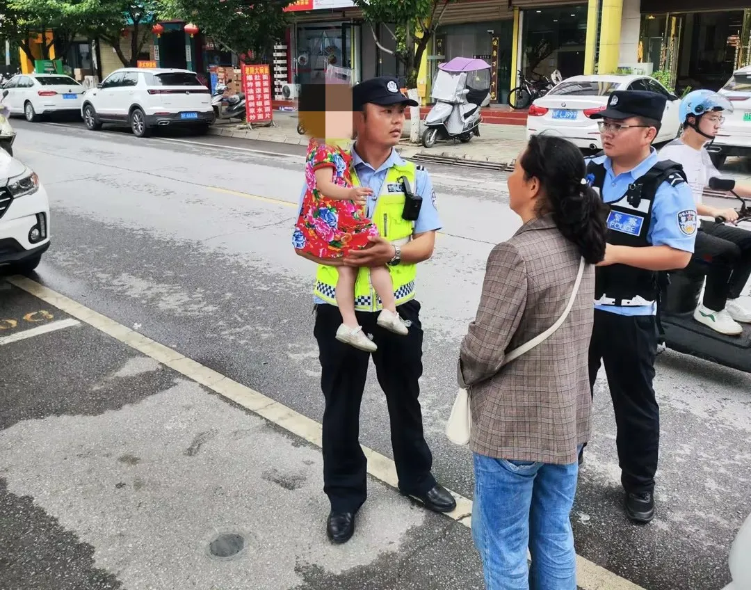 两岁萌娃溜出家,民警化身奶爸找到家
